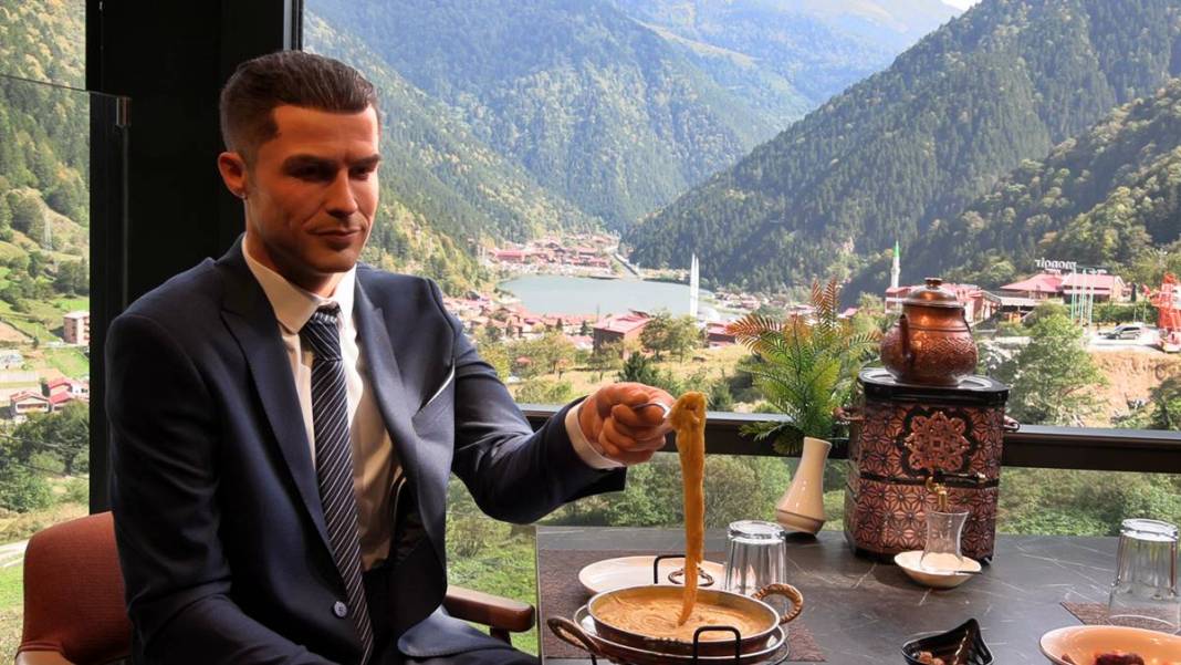 Uzungöl'de Ronaldo sürprizi: Kuymak yiyip çay içti! Görenler şaştı kaldı, fotoğraf çektirdi 11